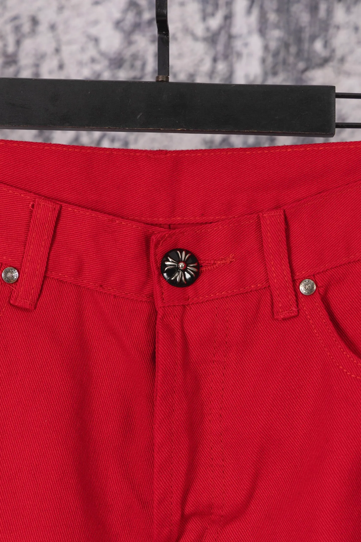 P250 CH Chromehearts Paris-limited red cross-patched leather red jeans, priced at 34W, patched with cross-patterns, washed jeans! ! An absolutely high-end luxury product, a 1.9W-level god-level single product, a super popular product, made by top heavy industry, a magic weapon that cannot be missed! [About Zangyin] This is an extremely luxurious fashion brand that can also be called the aristocracy of the high street. It has always been an exclusive brand for some hipsters or rich second generations. Compared with ordinary high streets, it is more luxurious and noble. Compared with luxury brands, it is more fashionable and individual. It has always been a brand that I have a special liking for. [Top heavy industry fashion design] Consistently high-street luxury style. Speaking of this style, the Zangyin family and GU family are definitely the leading representative brands. Especially the Zangyin family has really achieved a state-of-the-art effect in creating high-street style. The unique washed material is used to create this style. The color system is already quite eye-catching. After it is decorated with patchwork cross flowers, it cleverly highlights the charm of the brand. Secondly, this style uses classic The high-waist cutting design highlights the long legs and fashionable temperament of the upper body. The brand is highly recognizable and the slim fit configuration is more suitable for daily wear. It is a product that interprets personality, fashion, and specifications at a glance. This single product is enough to make any fan excited. It can be a white T-shirt for a youthful college style, or a tight suspender for a royal style. It has strong matching ability and can be easily controlled by men.  [Materials and craftsmanship] Needless to say, this point goes without saying. As an excellent craftsman brand, Zangyin’s requirements for details and craftsmanship are really perfect. The washed color of this model has gone through so many processes, not to mention the embellishment of denim appliques. It is also purely hand-made and sewn. Just like what they believe in, only hand-made things have soul and have the meaning of wear. A top-notch heavy-duty fashionable denim item, I look forward to your perfect interpretation! !  Color: red Size: 28-34